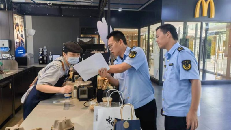 许多消费者在选购坚果炒货时容易陷入以下误区：