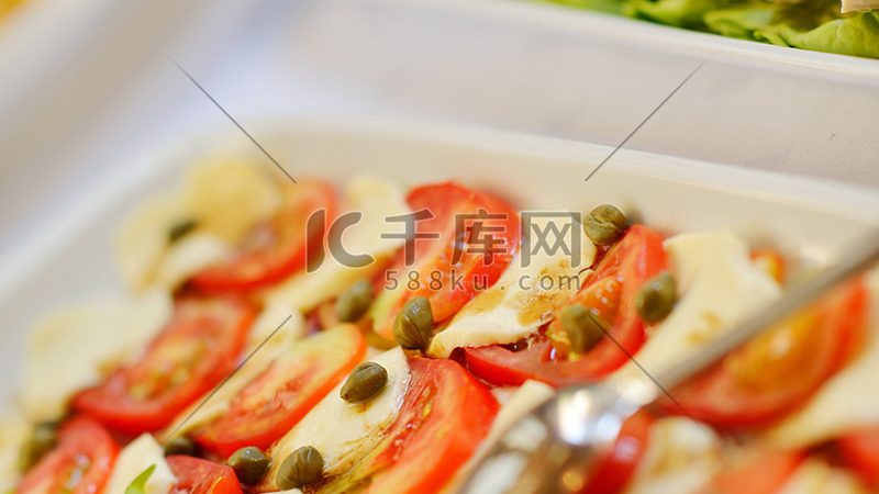 在选购蜜饯果干时，配料表是判断其品质的重要依据。消费者应关注以下几点：
