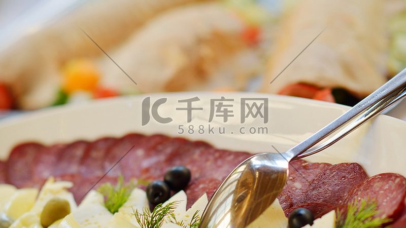 餐饮加盟与直营：模式差异与选择考量